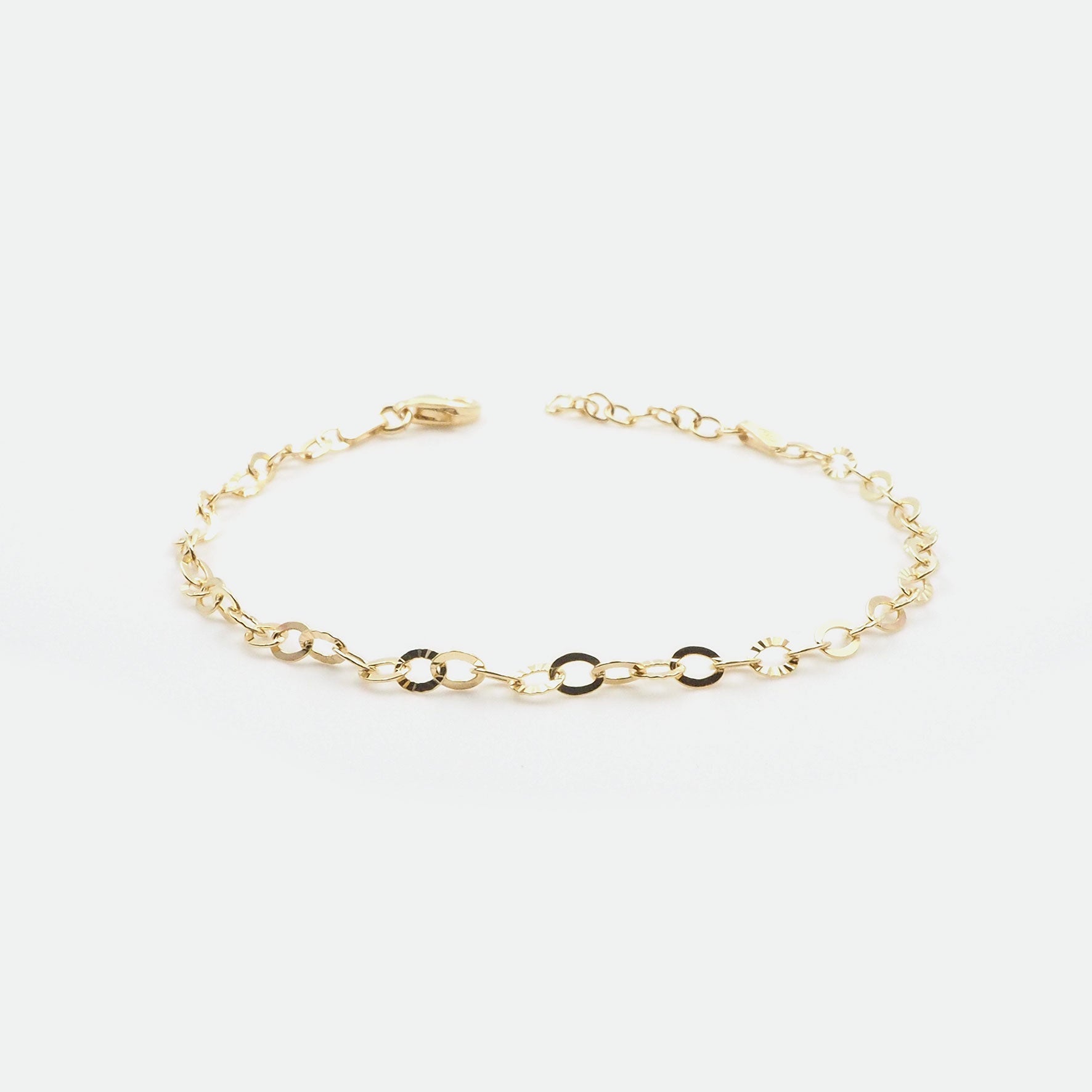 Silber Armbaender fuer Damen jetzt kaufen in unserem Onlineshop oder vor Ort in unserer Filiale in Basel